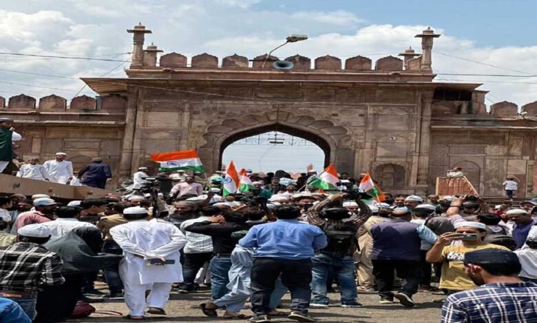 भोपाल में नमाज के बाद मस्जिद परिसर में मुस्लिम समुदाय के लोगों ने पाकिस्तान के खिलाफ जमकर गुस्सा जाहिर किया 1 KSHITITECH 9A 106 KSHITITECH
