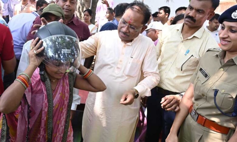 रायपुर : मुख्यमंत्री विष्णु देव साय ने चौपाल में अपने हाथों से दो युवाओं को पहनाया हेलमेट 1 KSHITITECH 9A 117 KSHITITECH