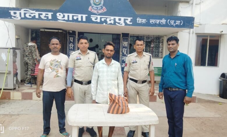 चंद्रपुर के थाना प्रभारी गगन बाजपेई के आने से अवैध शराब कारोबारियों में मची हड़कंपलगातार हो रही कार्रवाई से क्षेत्र में फैली दहशतअवैध शराब बिक्री के दो मामलों में 14 लीटर कच्ची महुआ शराब जप्त, दो आरोपी गिरफ्तार 1 KSHITITECH IMG 20250514 WA0051 KSHITITECH