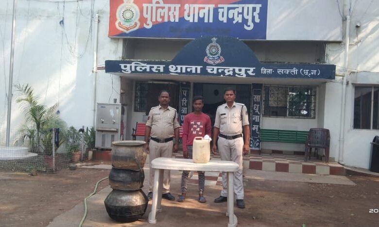 चंद्रपुर थाना प्रभारी गगन बाजपेई की जाल में लगातार फंस रहे अवैध शराब के कारोबारी… 08 लीटर कच्ची महुआ शराब के साथ युवक गिरफ्तार 1 KSHITITECH IMG 20250530 WA0032 KSHITITECH