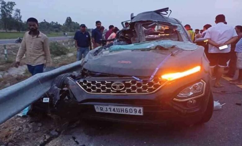लखनऊ-आगरा एक्सप्रेसवे पर दर्दनाक हादसा, कंटेनर में भिड़ी कार, तीन की मौत, एक घायल 1 KSHITITECH ac1 5 KSHITITECH