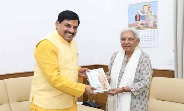 मुख्यमंत्री डॉ. यादव की उत्तरप्रदेश की राज्यपाल श्रीमती आनंदी बेन पटेल से भेंट 1 KSHITITECH anad KSHITITECH
