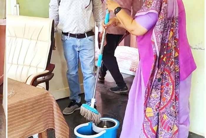 विधायक अर्चना चिटनिस पंचायत भवन में गंदगी देख भड़कीं, खुद लगाया झाडू पोछा 1 KSHITITECH archna1 KSHITITECH