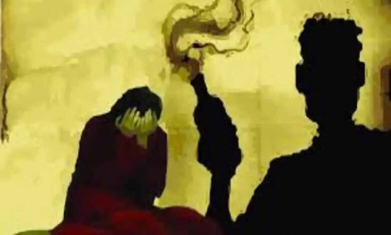 पति ने पत्नी पर फेंक दिया तेजाब वाला टॉइलट क्लीनर, मोबाइल पर म्यूजिक को लेकर हुई थी बहस 1 KSHITITECH cartoon1 KSHITITECH