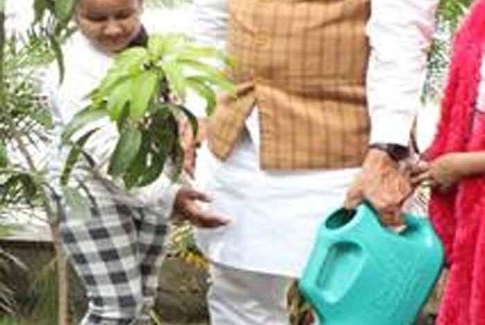 मुख्यमंत्री ने एक पेड़ लाड़ली लक्ष्मी के नाम अभियान में स्टेट हैंगर में लगाए पौधे 1 KSHITITECH cm mohan1 KSHITITECH