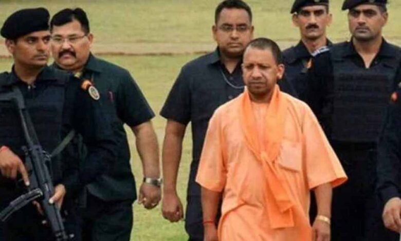 सीएम योगी आदित्यनाथ पहुंचे कानपुर, सुरक्षा में चूक, गलत हेलीपैड पर उतरा हेलीकॉप्टर, मचा हड़कंप 1 KSHITITECH cm yogi1 1 KSHITITECH