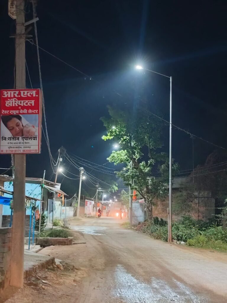 चंद्रपुर वार्ड क्रमांक 04 की पार्षद भारती कृष्णा उरांव के पहल से रौशन हुआ वार्ड,लगी स्ट्रीट लाईटें 4 KSHITITECH img 20250506 wa0003565106085076370371 KSHITITECH
