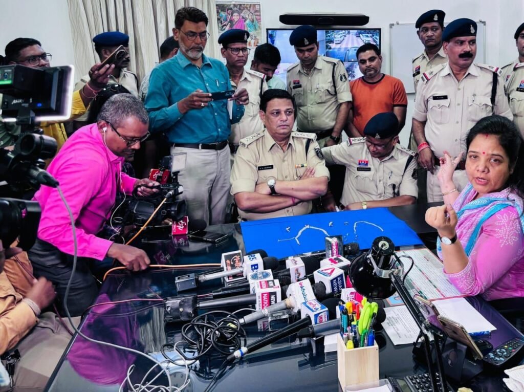 शिवनाथ एक्सप्रेस हाई प्रोफाइल चोरी कांड: जीआरपी ने ओडिशा से किया खरीददार गिरफ्तार, 65 लाख के हीरे बरामद 2 KSHITITECH img 20250512 wa00184588294423280894093 KSHITITECH
