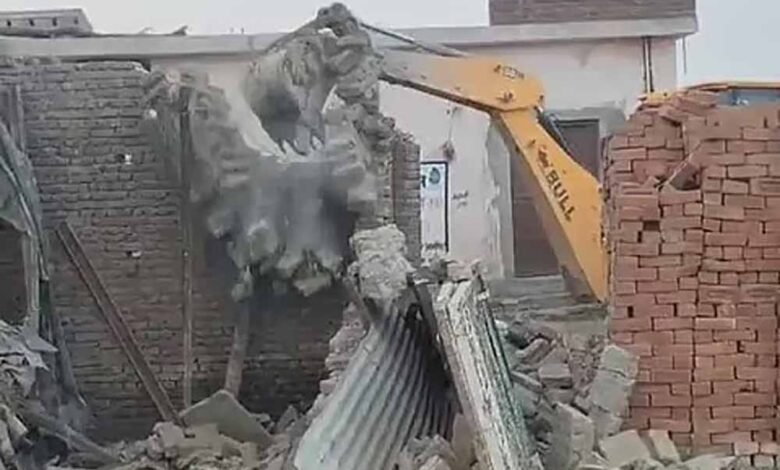 भाजपा नेता गुलफाम सिंह हत्याकांड में संभल प्रशासन की कार्रवाई, आरोपियों के अवैध कब्जे पर चला बुलडोजर 1 KSHITITECH jcb02 KSHITITECH