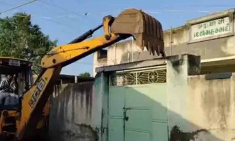 गुजरात में 'पाकिस्तानी लिंक' वाले मौलाना के मदरसे पर चला दिया बुलडोजर, पुलिस ने लिया ऐक्शन 1 KSHITITECH jcb1 1 KSHITITECH