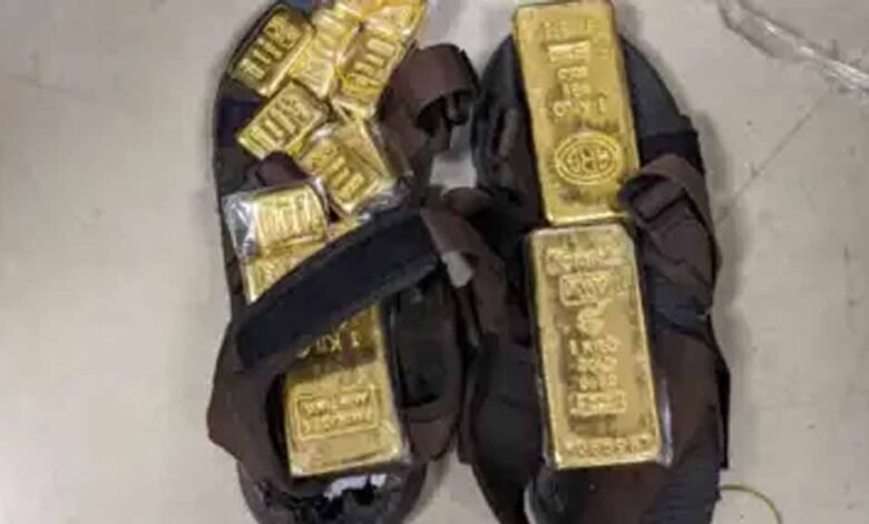 मुंबई में कपड़ों में छिपाकर ला रहे थे 5.75 किलो सोना, एयरपोर्ट पर तैनात दो कर्मचारी निकले तस्कर 1 KSHITITECH mumbai air1 KSHITITECH