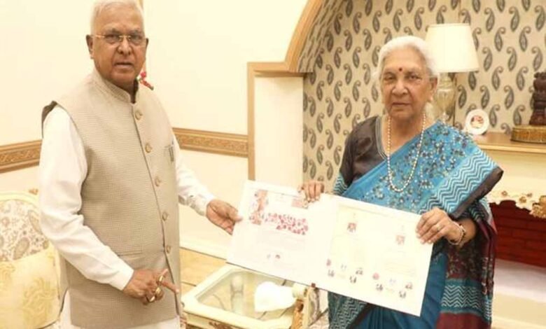 राज्यपाल मंगुभाई पटेल से उत्तरप्रदेश की राज्यपाल श्रीमती आनंदीबेन पटेल की सौजन्य भेंट 1 KSHITITECH patel 8 KSHITITECH