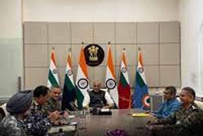 रक्षा मंत्री राजनाथ सिंह ने आज CDS और तीनों सेना प्रमुखों के साथ एक महत्वपूर्ण बैठक की, सुरक्षा स्थिति की समीक्षा की 1 KSHITITECH rajnath2 4 KSHITITECH