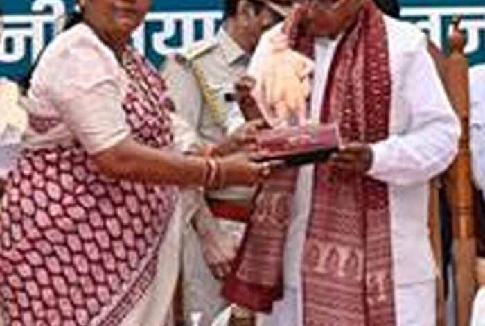 राज्यपाल धार ज़िले मे सिकेल सेल जागरूकता कार्यक्रम में हुए शामिल 1 KSHITITECH rajypal2 2 KSHITITECH