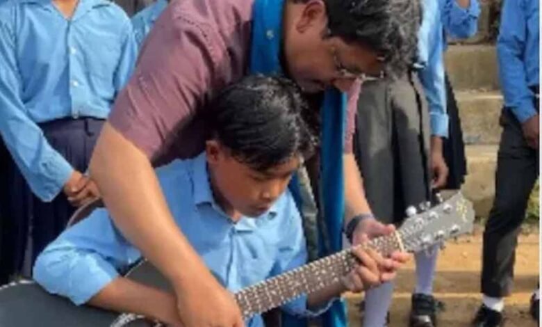 मुख्यमंत्री कॉनराड संगमा ने बच्चों को सिखाया गिटार बजाना, मानवीय रूप लोगों को बेहद पसंद आया 1 KSHITITECH sagma1 KSHITITECH