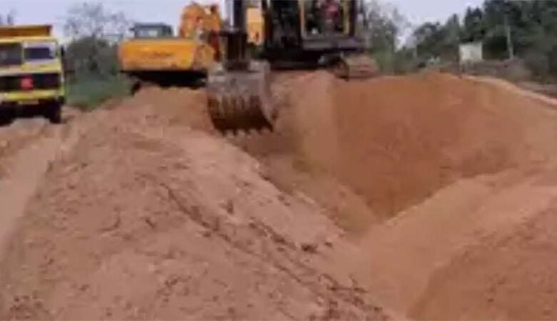 17 अलग-अलग जगहों पर छिपाया 435 ट्रैक्टर रेत जब्त 1 KSHITITECH sand3 KSHITITECH