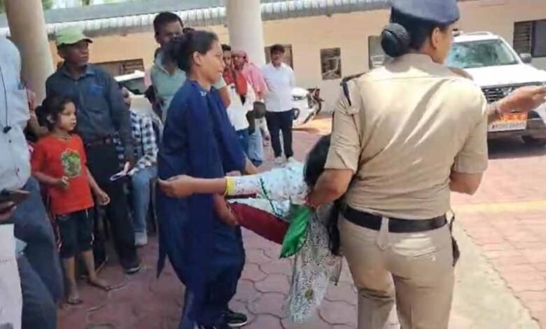 एसपी ऑफिस में हुई जनसुनवाई, पति की प्रताड़ना से 2 छोटे बच्चों के साथ पहुंची महिला ने खाया जहर 1 KSHITITECH sp office KSHITITECH