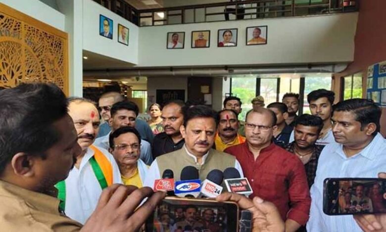 उप मुख्यमंत्री शुक्ल ने झाँसी में एशिया के पहले नेट-जीरो पुस्तकालय का किया अवलोकन 1 KSHITITECH sukla KSHITITECH