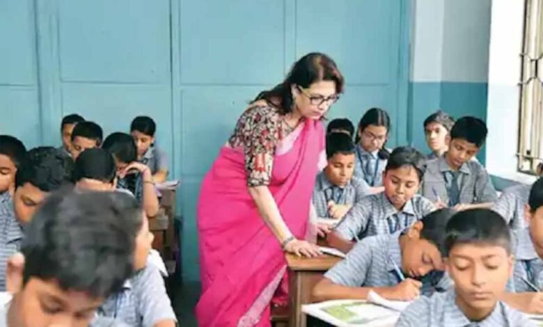 क्लासरूम में महिला टीचर का पकड़ा हाथ, बोला-रात में फ्लैट पर आना, सारी मर्यादा भूले डीन 1 KSHITITECH techer1 2 KSHITITECH