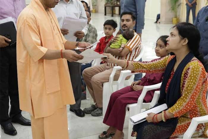 योगी आदित्यनाथ ने 'जनता दर्शन' में एक-एक कर सभी से मुलाकात की और उनका हालचाल पूछा, बच्चों को दुलारा 1 KSHITITECH yogi KSHITITECH