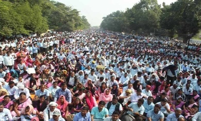दो सूत्री मांगों को लेकर सड़कों पर उतरे जूनियर शिक्षक, किया प्रदर्शन 1 KSHITITECH 1 164 KSHITITECH