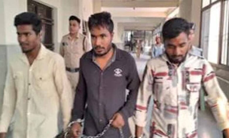 चोरी-छिपे रह रहे बांग्लादेशी परिवार को पुलिस ने किया गिरफ्तार 1 KSHITITECH 1 457 KSHITITECH