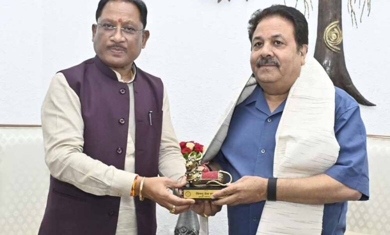 सीएम साय ने राजीव शुक्ला का कोसा वस्त्र और बेल मेटल से निर्मित स्मृति चिन्ह भेंटकर किया आत्मीय स्वागत 1 KSHITITECH 1 574 KSHITITECH