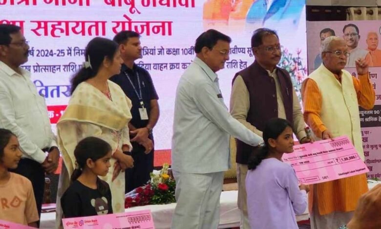 मुख्यमंत्री नोनी बाबू मेधावी शिक्षा सहायता योजना : पायल को मिली एक लाख रूपए की सहायता 1 KSHITITECH 1 615 KSHITITECH