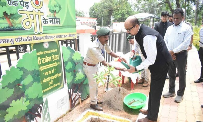 राज्यपाल रमेन डेका ने बीजापुर कलेक्टोरेट परिसर में किया वृक्षारोपण 1 KSHITITECH 1 624 KSHITITECH