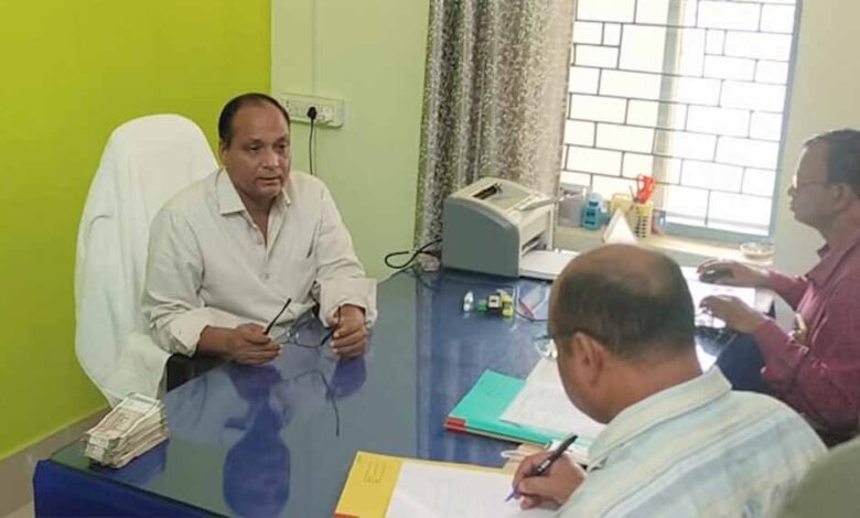 दो लाख की रिश्वत लेते लोनिवि के विद्युत यांत्रिकी के कार्यपालन अभियंता को ACB ने रंगे हाथ पकड़ा 1 KSHITITECH 1 674 KSHITITECH