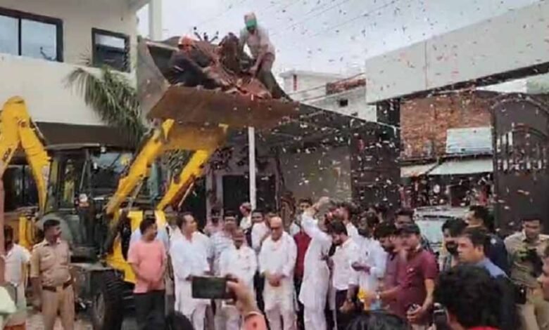 बुलडोजर से फूल बरसा कांग्रेस प्रदेश अध्यक्ष का हुआ स्वागत 1 KSHITITECH 1 746 KSHITITECH