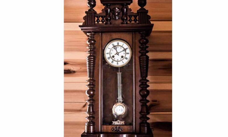 वास्तु के अनुसार, घर के लिए शुभ होती है पेंडुलम क्लॉक 1 KSHITITECH 1 875 KSHITITECH