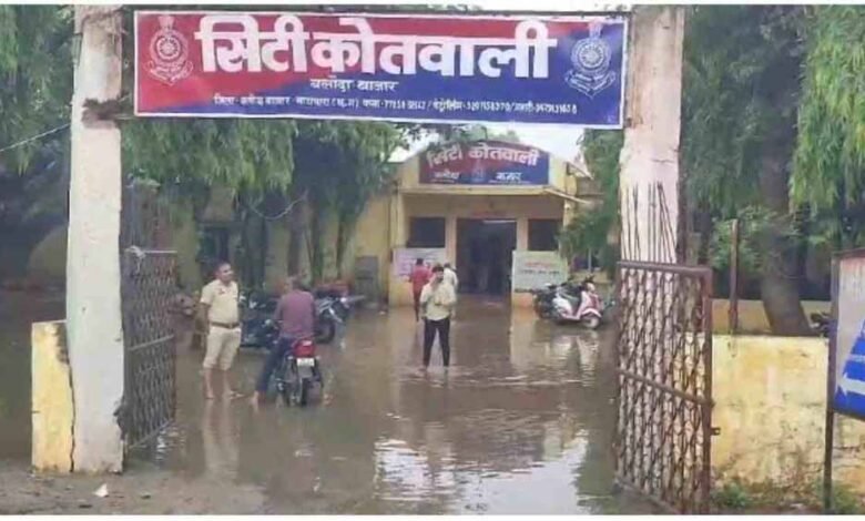 कोतवाली थाने में भरा पानी, लोग हो रहे परेशान 1 KSHITITECH 1 883 KSHITITECH