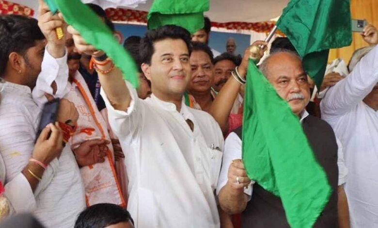 ग्वालियर से बेंगलुरु जाना हुआ आसान, केंद्रीय मंत्री सिंधिया ने स्पेशल ट्रेन को दिखाई हरी झंडी 1 KSHITITECH 1 889 KSHITITECH