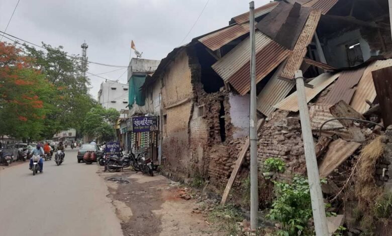 नगरीय क्षेत्र में जर्जर भवन मालिकों के विरूद्ध करें कार्रवाई, आयुक्त नगरीय प्रशासन ने दिये निर्देश 1 KSHITITECH 10A 159 KSHITITECH