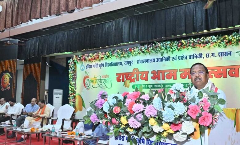 कृषि विश्वविद्यालय के कृषि मंडपम में आयोजित चार दिवसीय राष्ट्रीय आम महोत्सव के समापन समारोह मे कृषि मंत्री नेताम शामिल हुए 1 KSHITITECH 10A 7 KSHITITECH