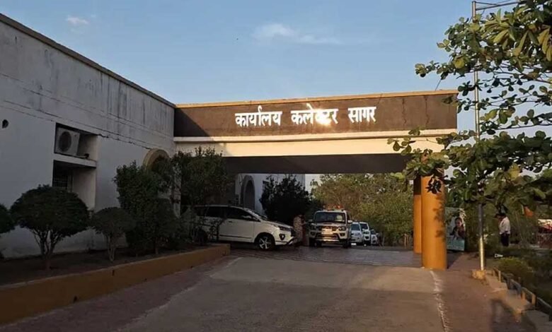 सागर जिले में भाड़े पर शिक्षक रखने के आरोप में पांच शिक्षकों को कलेक्टर के आदेश पर बर्खास्त किया गया 1 KSHITITECH 11A 75 KSHITITECH