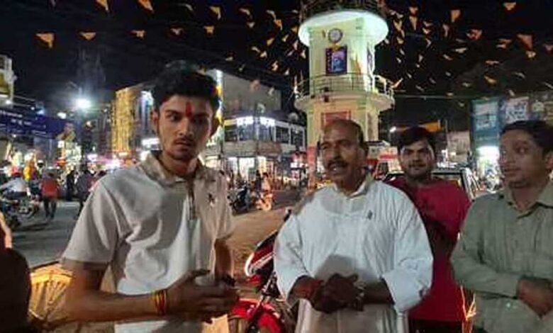 केंद्रीय मंत्री वीरेंद्र खटीक दमोह की सड़कों पर घूमे, शहर के कई चौराहों से घूमते हुए सर्किट हाउस पहुंचे 1 KSHITITECH 13A 102 KSHITITECH