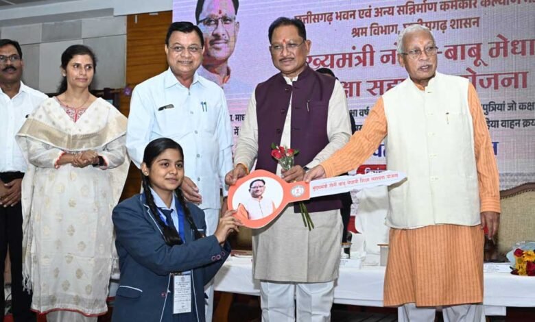 मुख्यमंत्री के हाथों 31 मेधावी श्रमिक बच्चों को मिली 2-2 लाख की प्रोत्साहन राशि 1 KSHITITECH 16A 7 KSHITITECH