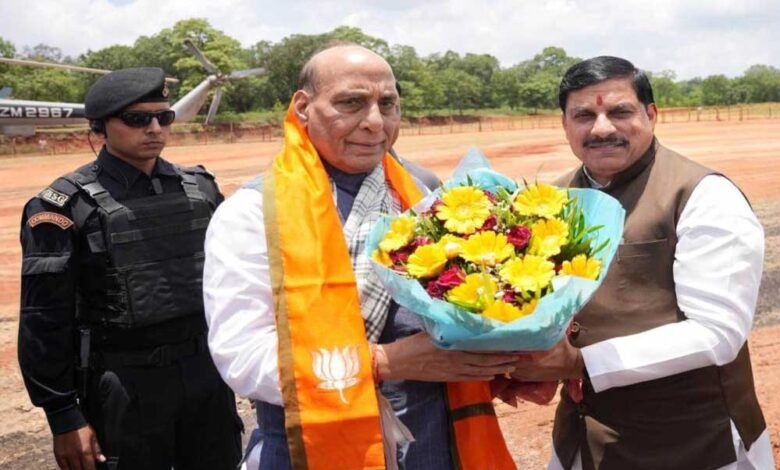 मुख्यमंत्री डॉ मोहन यादव ने पचमढ़ी में केंद्रीय रक्षा मंत्री राजनाथ सिंह का स्वागत किया 1 KSHITITECH 16A 91 KSHITITECH