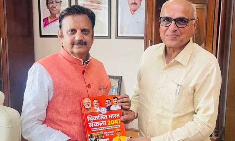 उप मुख्यमंत्री शुक्ल को सांसद डॉ. मिश्रा ने "विकसित भारत संकल्प-2047" पुस्तक भेंट की 1 KSHITITECH 17A 106 KSHITITECH