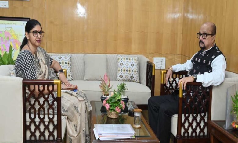 रायपुर : राज्यपाल डेका से खाद्य नागरिक आपूर्ति विभाग के सचिव सुश्री कंगाले ने सौजन्य भेंट की 1 KSHITITECH 17A 114 KSHITITECH