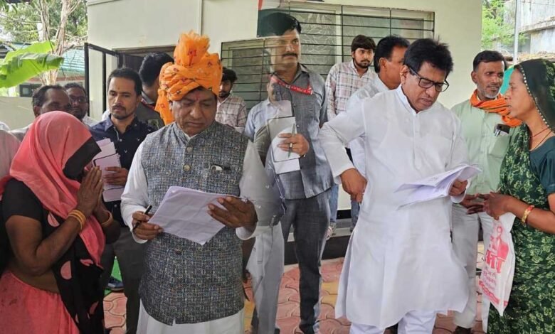 जनसुनवाई में बताई समस्या के हल होने पर रामपुराकला के ग्रामीणों ने जनसुनवाई में पहुच कर विधायक गोपालसिंह इंजीनियर का किया सम्मान 1 KSHITITECH 19A 1 KSHITITECH