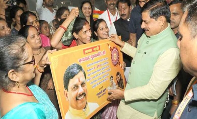 मुख्यमंत्री डॉ. यादव को ग्वालियर की लाड़ली बहनाओं ने सौंपा बधाई पत्र 1 KSHITITECH 19A 7 KSHITITECH