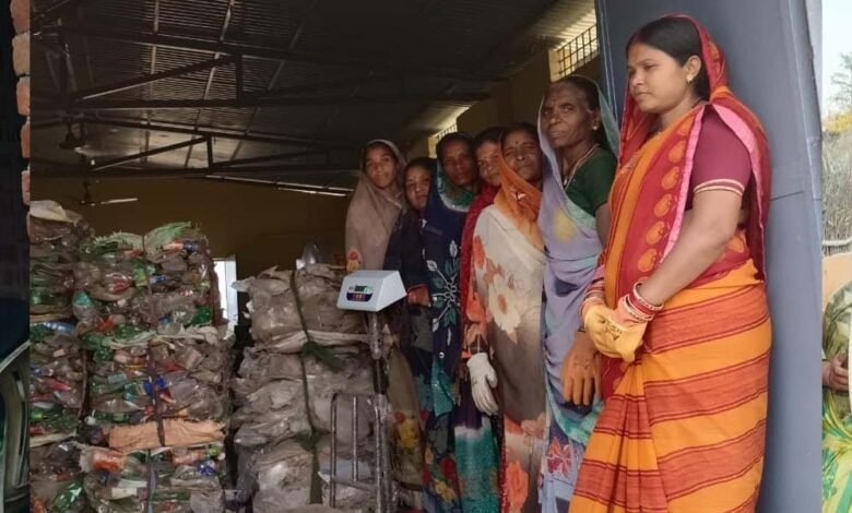 ग्राम राखी में स्वच्छता दीदी कर रही हैं पुनर्चक्रण योग्य कचरे का व्यवसायिक उपयोग 1 KSHITITECH 1A 15 1 KSHITITECH