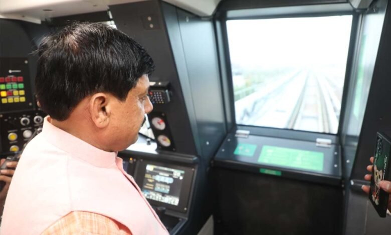मुख्यमंत्री डॉ. यादव ने मेट्रो ट्रेन में यात्रा कर ली संचालन की जानकारी 1 KSHITITECH 1A 4 KSHITITECH