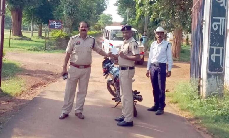 जशपुर में यातायात नियम तोड़ने पर 12 अधिकारी-कर्मचारियों का कटा चालान 1 KSHITITECH 2 105 KSHITITECH