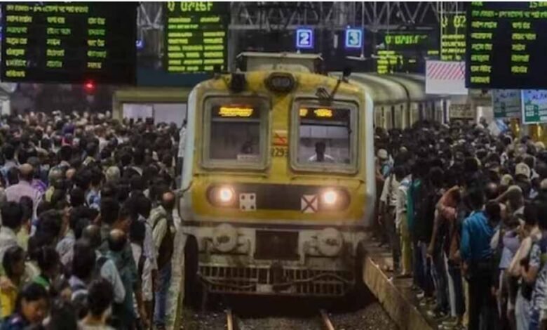 चलती ट्रेन से गिरे कई यात्री, चार लोगों की मौतों की आशंका, छह घायल 1 KSHITITECH 2 130 KSHITITECH