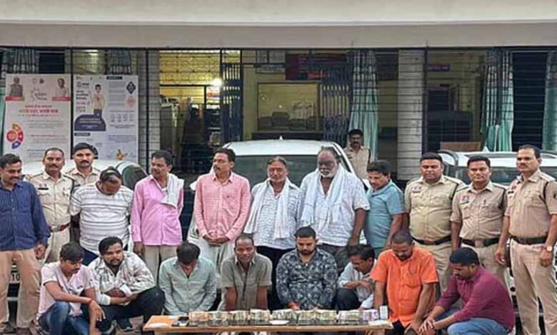 पुलिस ने जुआरियों के खिलाफ की बड़ी कार्रवाई, 14 लोगों को जुआ खेलते पकड़ा 1 KSHITITECH 2 22 KSHITITECH