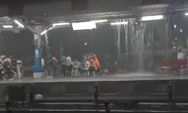 बरेली में बारिश का क्रम जारी, घरों और दुकानों में भरा पानी, रेल सेवा ठप 1 KSHITITECH 2 246 KSHITITECH